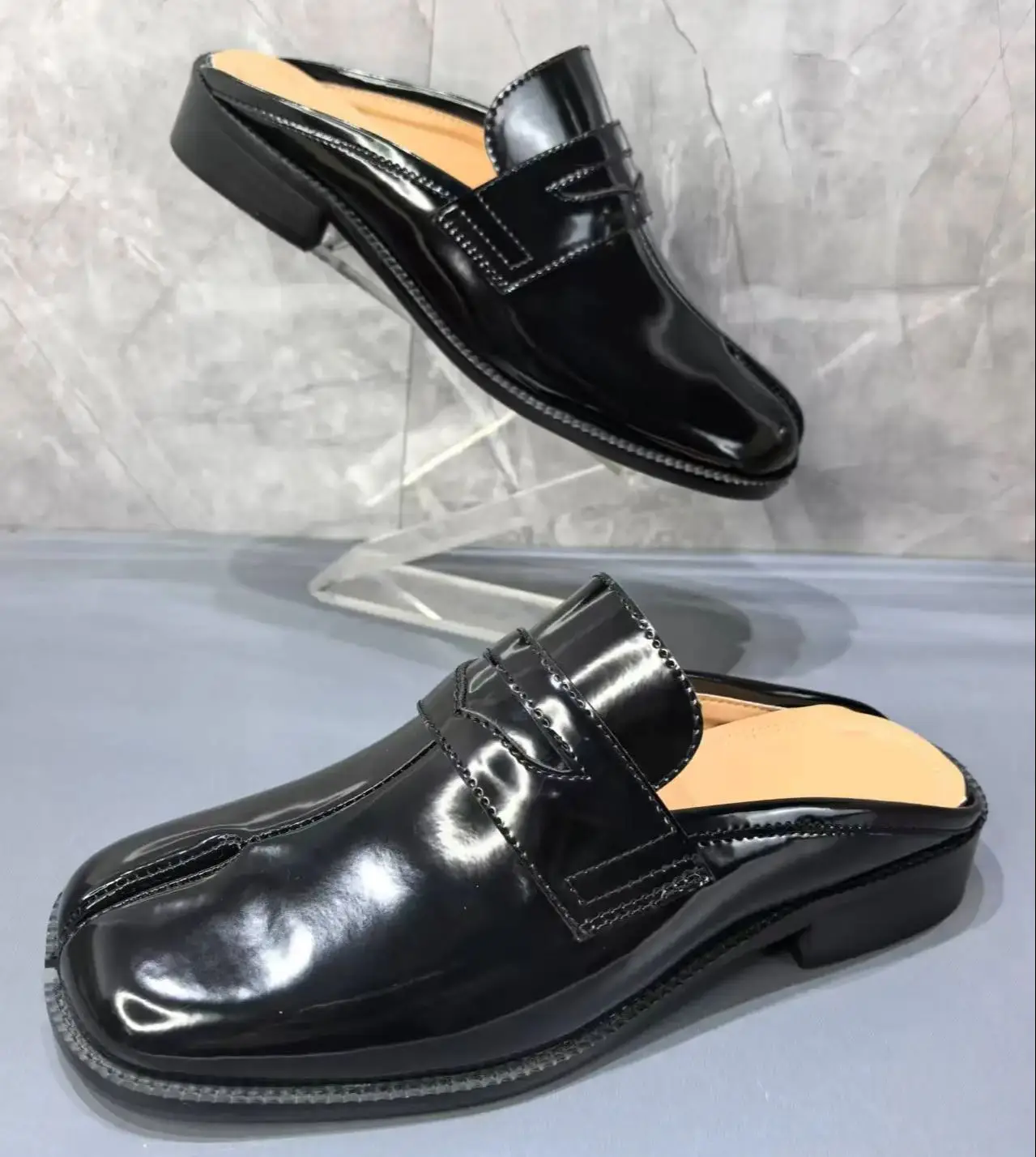 スプリットトゥタビメンズスリッパ縫製ブラックパテントレザーサ - Men Shoes Black のレビューと価格