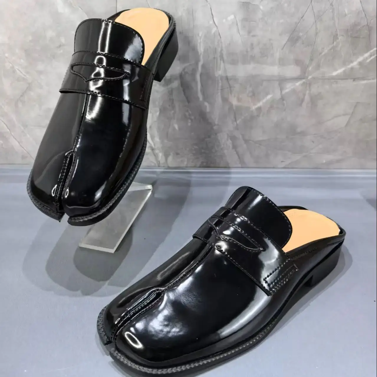 スプリットトゥタビメンズスリッパ縫製ブラックパテントレザーサ - Men Shoes Black のレビューと価格