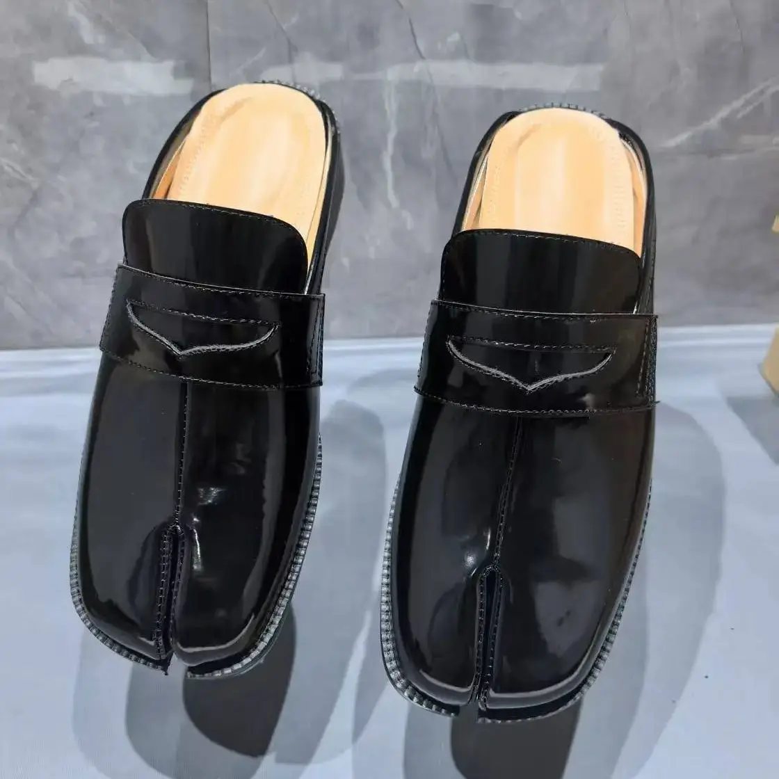 スプリットトゥタビメンズスリッパ縫製ブラックパテントレザーサ - Men Shoes Black のレビューと価格